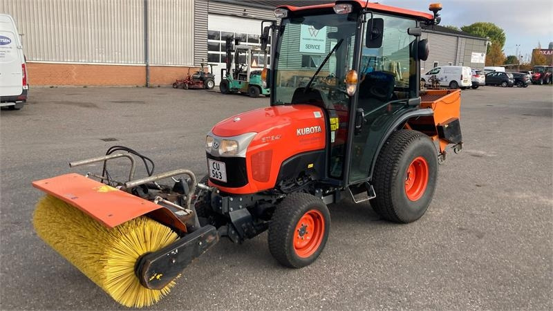 Kubota ST341 inkl. 150 cm kost og udlægger - Gemeentelijke tractor: afbeelding 1 Kubota ST341 inkl. 150 cm kost og udlægger - Gemeentelijke tractor: afbeelding 1