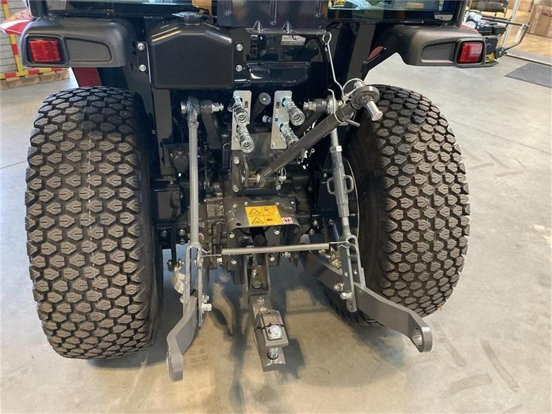 Massey Ferguson 1740 HC Frontlift/pto og 150 cm fejemaskine - Gemeentelijke tractor: afbeelding 5 Massey Ferguson 1740 HC Frontlift/pto og 150 cm fejemaskine - Gemeentelijke tractor: afbeelding 5