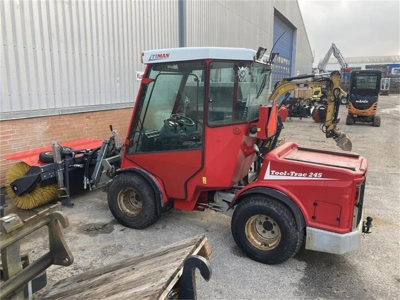Timan Tool-Trac 245 - Gemeentelijke tractor: afbeelding 1 Timan Tool-Trac 245 - Gemeentelijke tractor: afbeelding 1