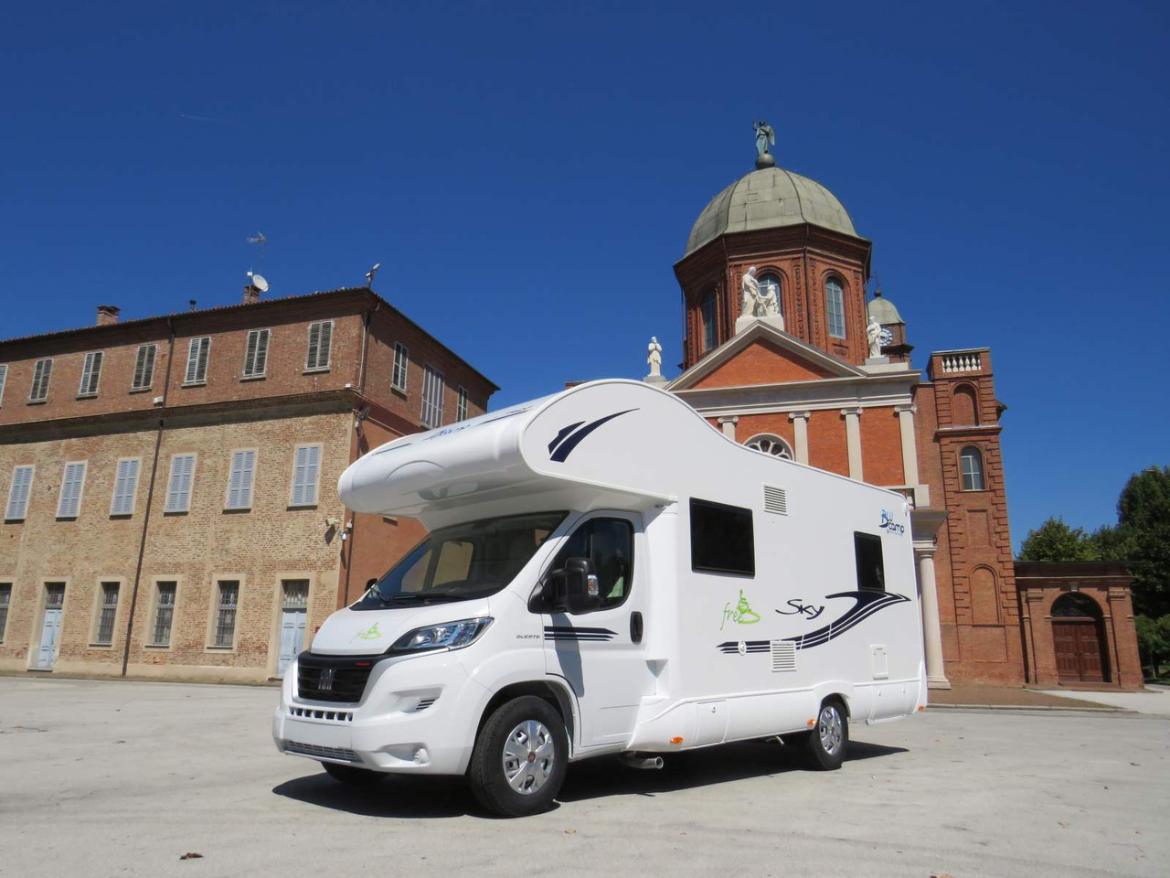 Fiat Ducato RETRACTABLE PLATFORM (300KG CAPACITY) - Alkoof camper: afbeelding 1 Fiat Ducato RETRACTABLE PLATFORM (300KG CAPACITY) - Alkoof camper: afbeelding 1
