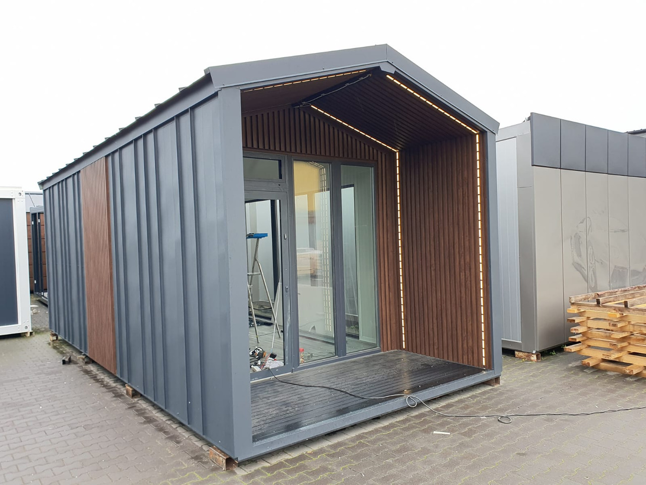 IDEX Premium Commercial Container Unit – Modern, Durable & Ready to Customize! Container with Terrace - Wissellaadbak/ Container: afbeelding 2 IDEX Premium Commercial Container Unit – Modern, Durable & Ready to Customize! Container with Terrace - Wissellaadbak/ Container: afbeelding 2
