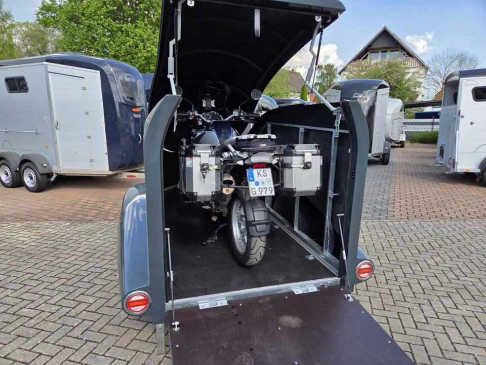 PKW Anhänger geschlossen Motorrad Mieten Leihen 1000kg 100km/h - Motor aanhanger: afbeelding 1 PKW Anhänger geschlossen Motorrad Mieten Leihen 1000kg 100km/h - Motor aanhanger: afbeelding 1