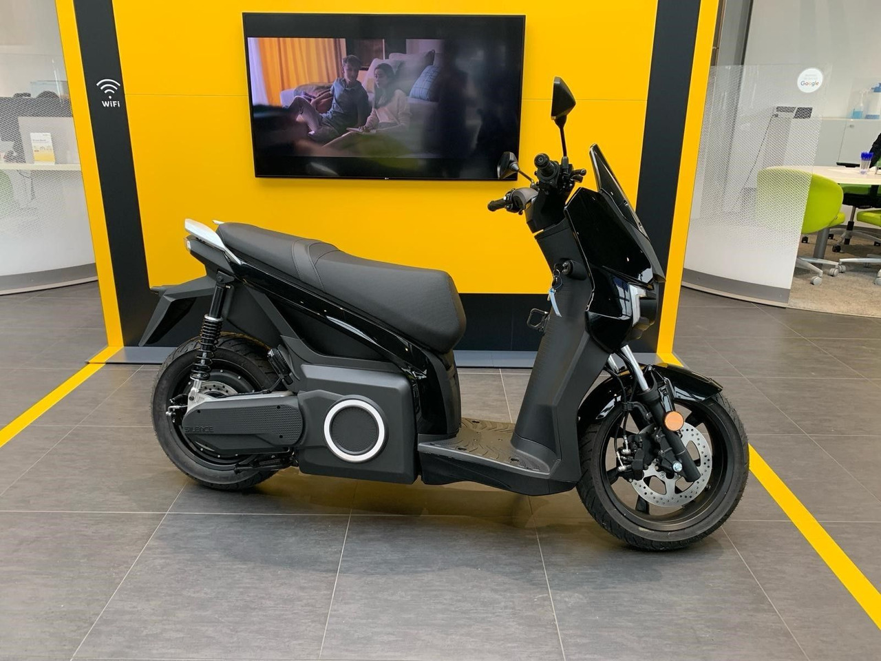 Silence S01 L1e Connected 45km/h (5,6 kWh) ELEKTROROLLER - Motorfiets: afbeelding 4 Silence S01 L1e Connected 45km/h (5,6 kWh) ELEKTROROLLER - Motorfiets: afbeelding 4