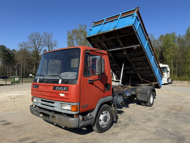 DAF 45 ATI 160 (FULL STEEL SUSPENSION / MANUAL PUMP / EURO 2) - Kipper vrachtwagen: afbeelding 1 DAF 45 ATI 160 (FULL STEEL SUSPENSION / MANUAL PUMP / EURO 2) - Kipper vrachtwagen: afbeelding 1