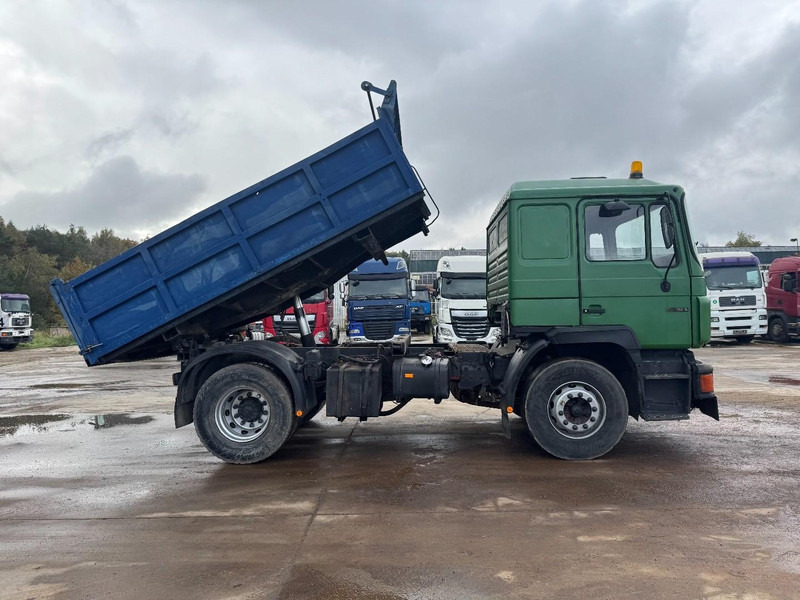 MAN 19.322  (STEEL SUSPENSION & MANUAL PUMP / SUSPENSION LAMES & POMPE MANUELLE) - Kipper bestelwagen: afbeelding 4 MAN 19.322  (STEEL SUSPENSION & MANUAL PUMP / SUSPENSION LAMES & POMPE MANUELLE) - Kipper bestelwagen: afbeelding 4