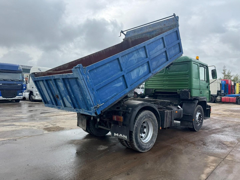 MAN 19.322  (STEEL SUSPENSION & MANUAL PUMP / SUSPENSION LAMES & POMPE MANUELLE) - Kipper bestelwagen: afbeelding 5 MAN 19.322  (STEEL SUSPENSION & MANUAL PUMP / SUSPENSION LAMES & POMPE MANUELLE) - Kipper bestelwagen: afbeelding 5