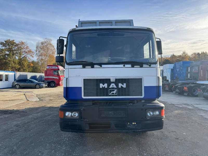 MAN 22.403 (MANUAL GEARBOX / 6 CYLINDER / 8 TIRES / 6X2) - Kipper vrachtwagen: afbeelding 2 MAN 22.403 (MANUAL GEARBOX / 6 CYLINDER / 8 TIRES / 6X2) - Kipper vrachtwagen: afbeelding 2