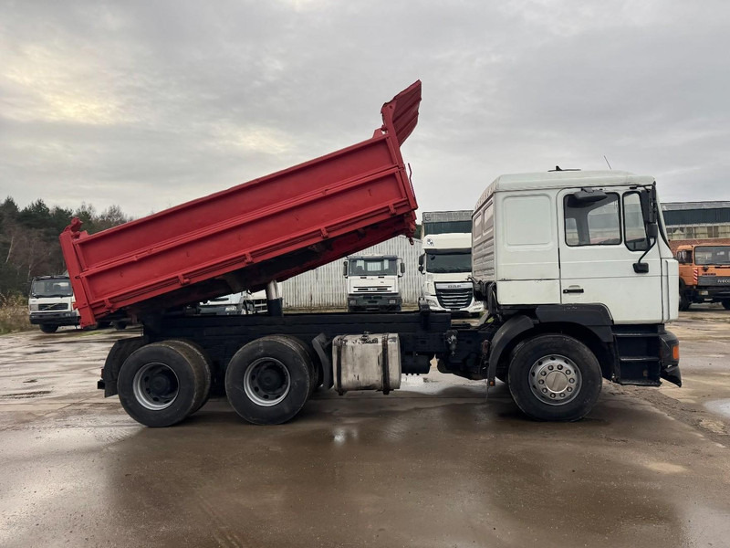 MAN 33.414 (BIG AXLE / STEEL SUSPENSION / 6 CYLINDER / MANUAL GEARBOX) - Kipper vrachtwagen: afbeelding 4 MAN 33.414 (BIG AXLE / STEEL SUSPENSION / 6 CYLINDER / MANUAL GEARBOX) - Kipper vrachtwagen: afbeelding 4