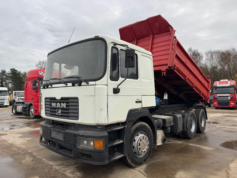MAN 33.414 (BIG AXLE / STEEL SUSPENSION / 6 CYLINDER / MANUAL GEARBOX) - Kipper vrachtwagen: afbeelding 1 MAN 33.414 (BIG AXLE / STEEL SUSPENSION / 6 CYLINDER / MANUAL GEARBOX) - Kipper vrachtwagen: afbeelding 1