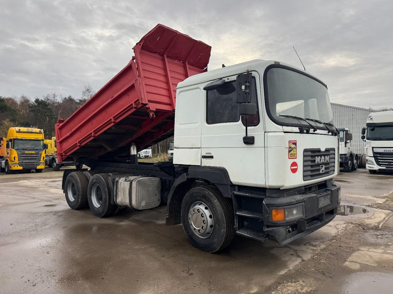 MAN 33.414 (BIG AXLE / STEEL SUSPENSION / 6 CYLINDER / MANUAL GEARBOX) - Kipper vrachtwagen: afbeelding 3 MAN 33.414 (BIG AXLE / STEEL SUSPENSION / 6 CYLINDER / MANUAL GEARBOX) - Kipper vrachtwagen: afbeelding 3