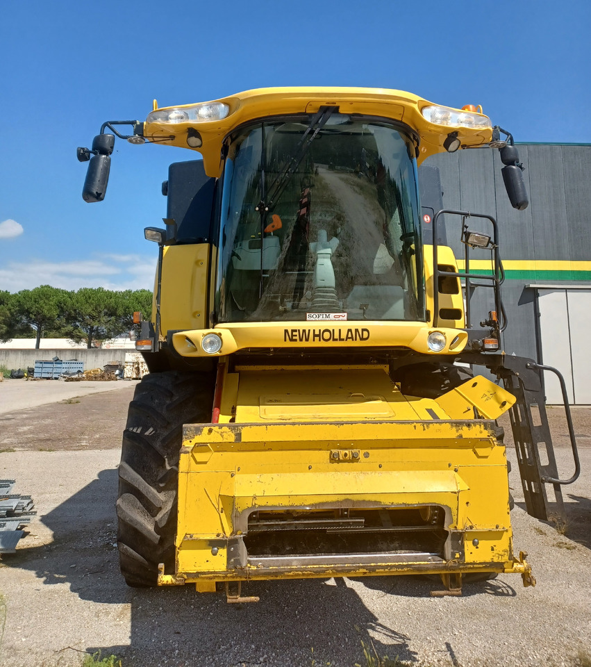 NEW HOLLAND MIETITREBBIA CX 720 - Maaidorser: afbeelding 3 NEW HOLLAND MIETITREBBIA CX 720 - Maaidorser: afbeelding 3