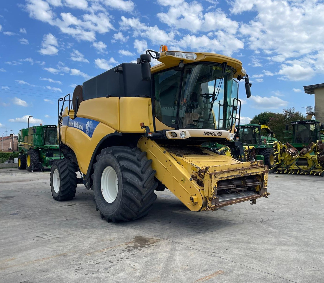 NEW HOLLAND MIETITREBBIA CX 8080 - Maaidorser: afbeelding 2 NEW HOLLAND MIETITREBBIA CX 8080 - Maaidorser: afbeelding 2