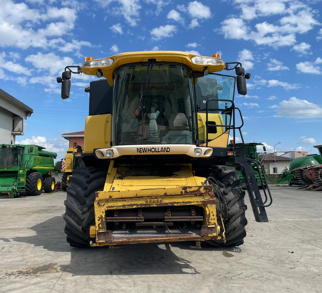 NEW HOLLAND MIETITREBBIA CX 8080 - Maaidorser: afbeelding 3 NEW HOLLAND MIETITREBBIA CX 8080 - Maaidorser: afbeelding 3