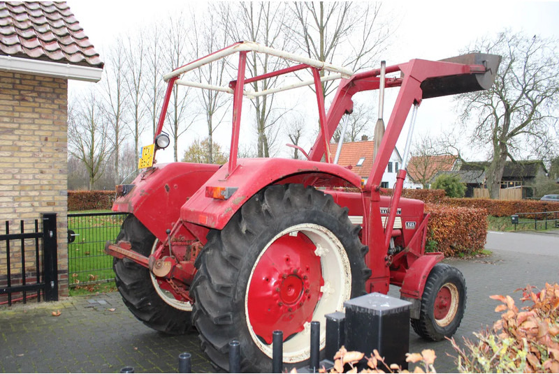 International 523 met voortlader - Tractor: afbeelding 3 International 523 met voortlader - Tractor: afbeelding 3