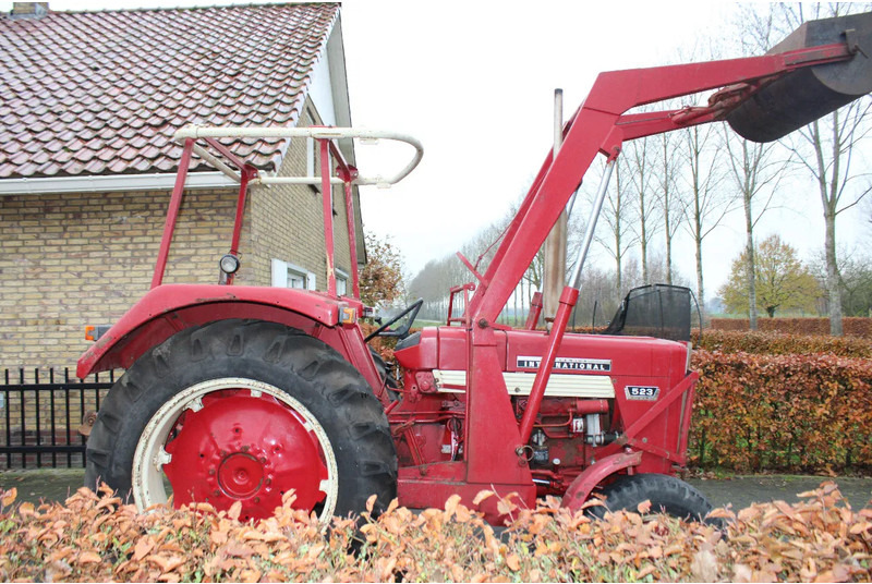 International 523 met voortlader - Tractor: afbeelding 2 International 523 met voortlader - Tractor: afbeelding 2