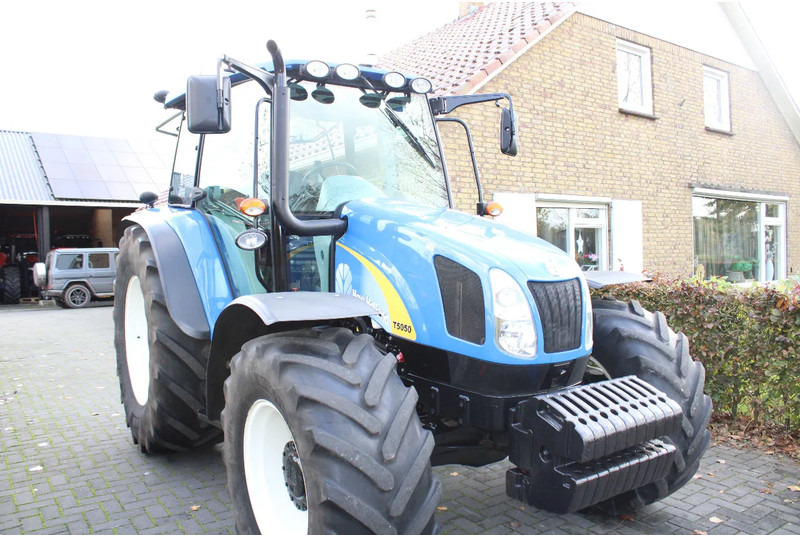 New Holland T5050 - Tractor: afbeelding 1 New Holland T5050 - Tractor: afbeelding 1