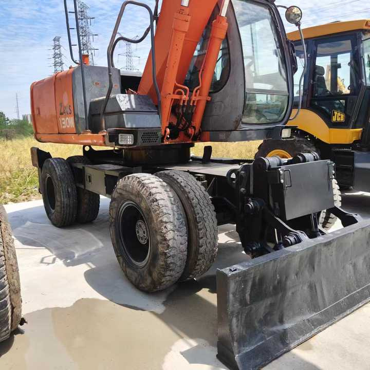 Used Japan Original Brand Hitachi Zx 130w Wheel Excavator Hitachi Zx120 130 200 Excavator for Sale - Graafmachine: afbeelding 1 Used Japan Original Brand Hitachi Zx 130w Wheel Excavator Hitachi Zx120 130 200 Excavator for Sale - Graafmachine: afbeelding 1