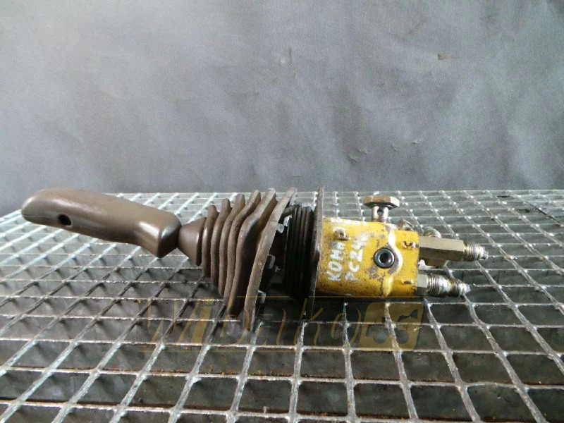 Komatsu PC240-5 - Hydraulische klep voor Bouwmachine: afbeelding 1 Komatsu PC240-5 - Hydraulische klep voor Bouwmachine: afbeelding 1