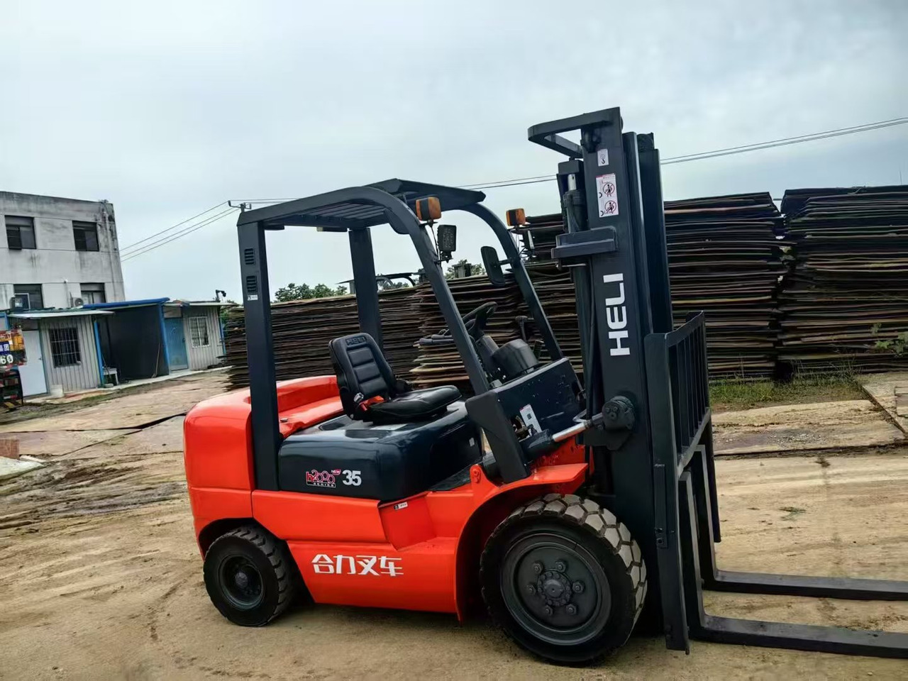 Heli 3.5ton - Verticale masthoogwerker: afbeelding 1 Heli 3.5ton - Verticale masthoogwerker: afbeelding 1