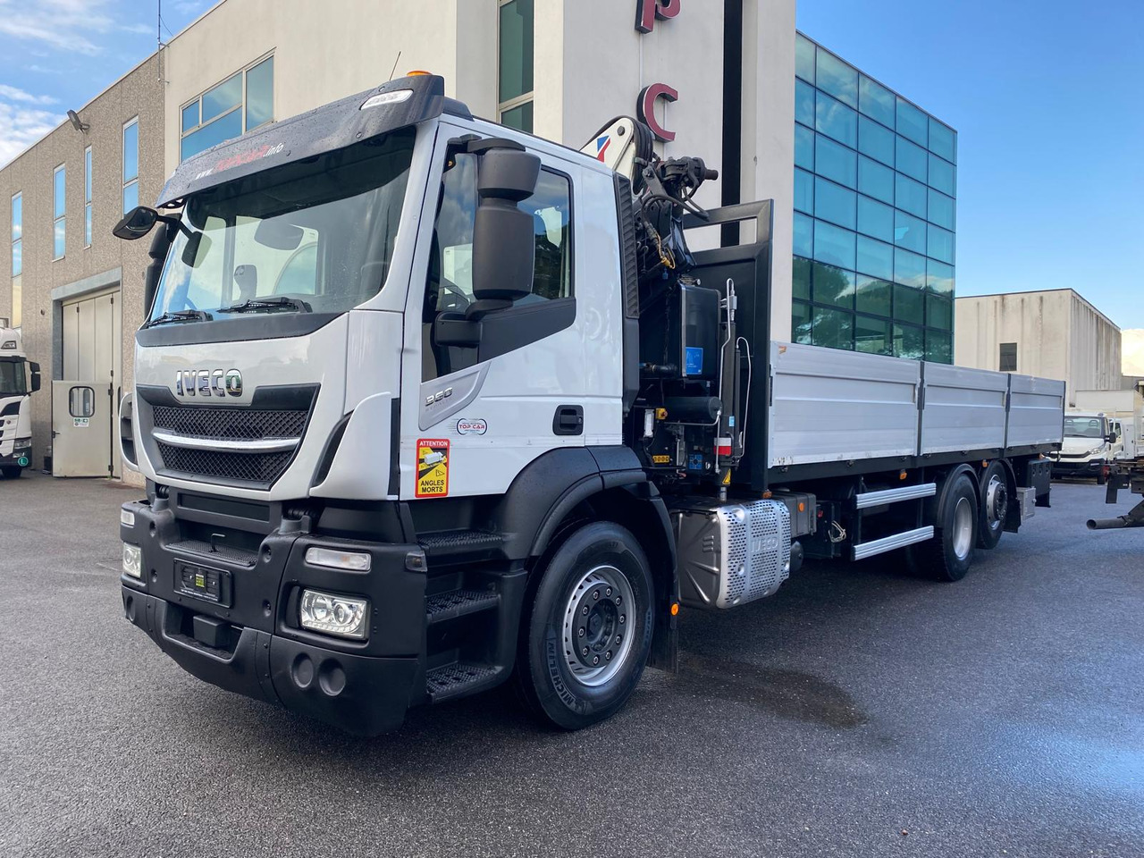 IVECO AD260S36 - Vrachtwagen met open laadbak: afbeelding 2 IVECO AD260S36 - Vrachtwagen met open laadbak: afbeelding 2