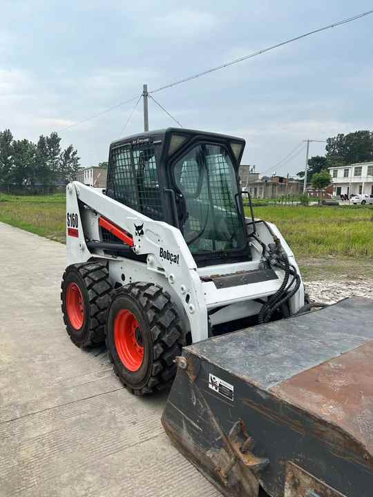USED BOBCAT S160 Skid-steer Loader Bobcat S160 Carry Sweeper with Very Good Performance Is for Sale at a Low Price. - Schranklader: afbeelding 2 USED BOBCAT S160 Skid-steer Loader Bobcat S160 Carry Sweeper with Very Good Performance Is for Sale at a Low Price. - Schranklader: afbeelding 2