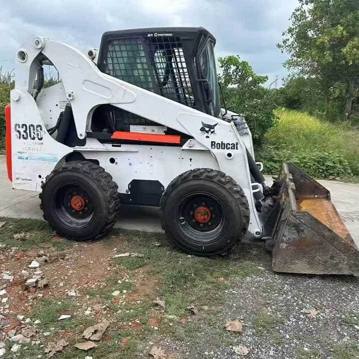 USED BOBCAT S300 Skid-steer Loader with Very Good Performance Is for Sale at a Low Price. S160/s185/s220/330 in Stock - Schranklader: afbeelding 1 USED BOBCAT S300 Skid-steer Loader with Very Good Performance Is for Sale at a Low Price. S160/s185/s220/330 in Stock - Schranklader: afbeelding 1