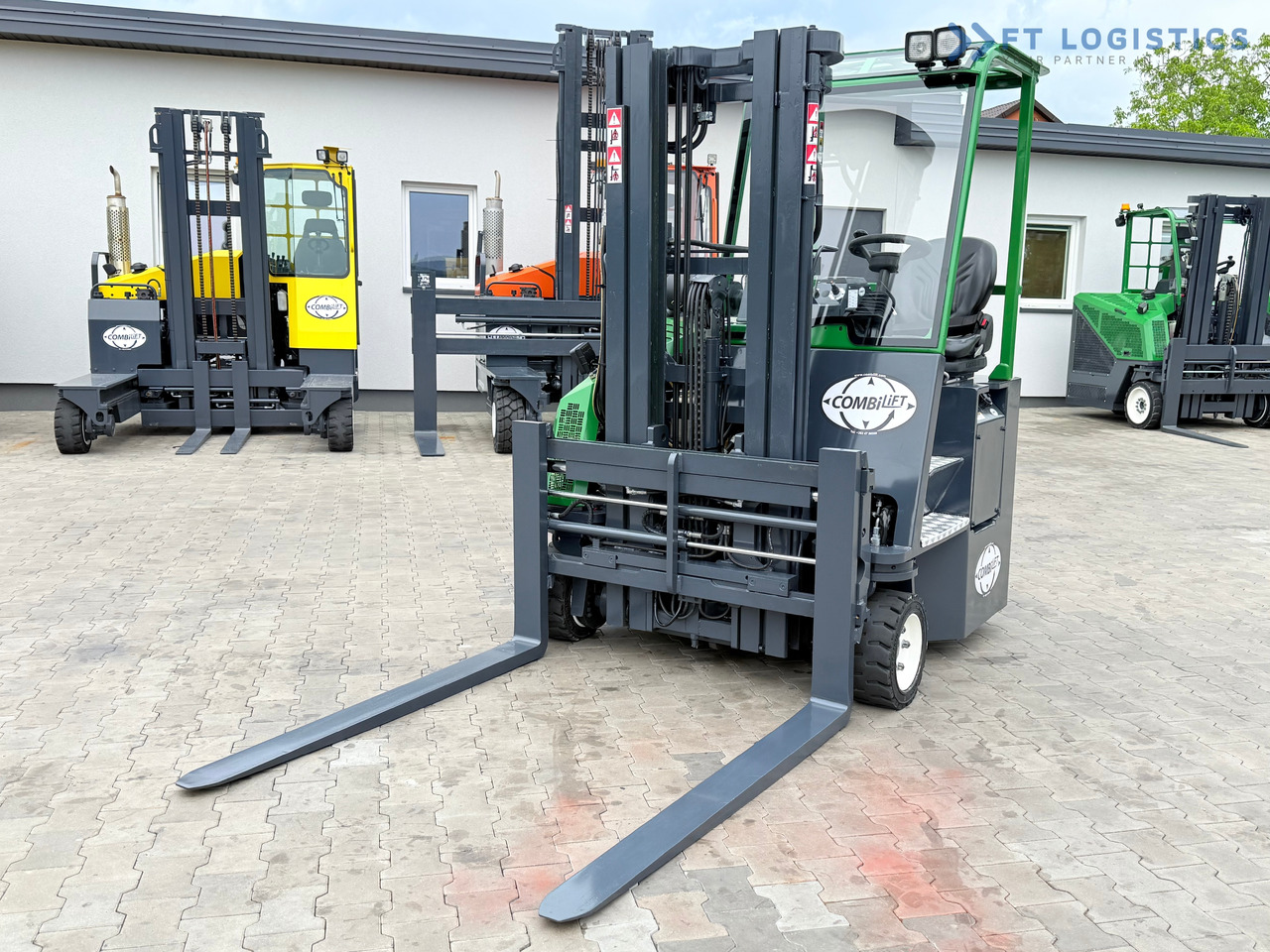 COMBILIFT CB3000 / DIESEL / TRIPLEX 4900MM / FREE LIFT / SIDESHIFT / FORK POSITIONER / 1500MM FORKS / LIKE NEW - 4-weg zijlader: afbeelding 4 COMBILIFT CB3000 / DIESEL / TRIPLEX 4900MM / FREE LIFT / SIDESHIFT / FORK POSITIONER / 1500MM FORKS / LIKE NEW - 4-weg zijlader: afbeelding 4
