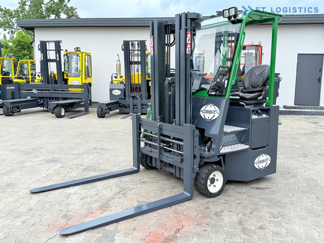 COMBILIFT CB3000 / DIESEL / TRIPLEX 4900MM / FREE LIFT / SIDESHIFT / FORK POSITIONER / 1500MM FORKS / LIKE NEW - 4-weg zijlader: afbeelding 1 COMBILIFT CB3000 / DIESEL / TRIPLEX 4900MM / FREE LIFT / SIDESHIFT / FORK POSITIONER / 1500MM FORKS / LIKE NEW - 4-weg zijlader: afbeelding 1
