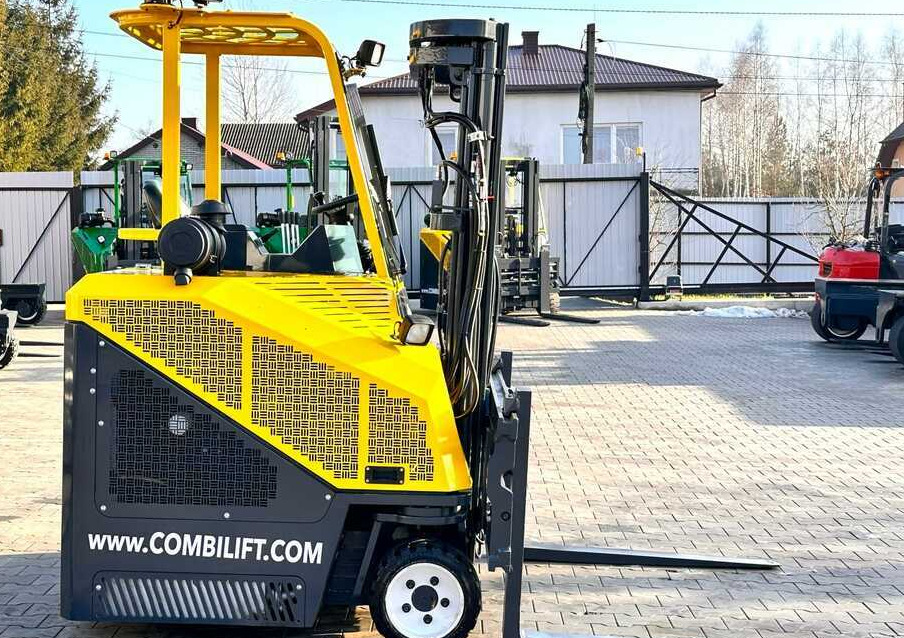 Combilift C2500CB - DIESEL - TRIPLEX - 2018 - LIKE NEW - 4-weg zijlader: afbeelding 3 Combilift C2500CB - DIESEL - TRIPLEX - 2018 - LIKE NEW - 4-weg zijlader: afbeelding 3