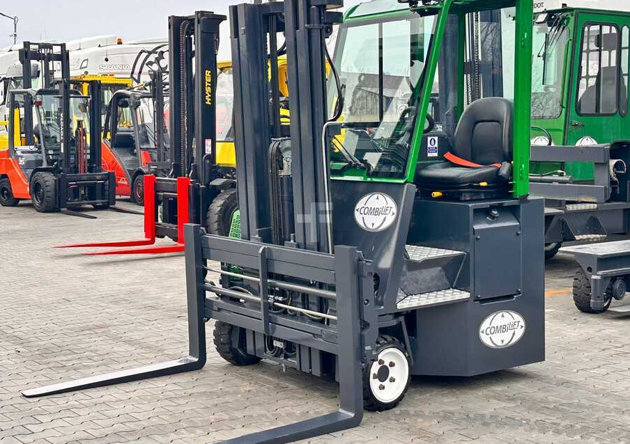 Combilift C2500CB / TRIPLEX / DIESEL / 4900MM / FREE LIFT / POSITIONER 1720MM / LIKE NEW - 4-weg zijlader: afbeelding 1 Combilift C2500CB / TRIPLEX / DIESEL / 4900MM / FREE LIFT / POSITIONER 1720MM / LIKE NEW - 4-weg zijlader: afbeelding 1