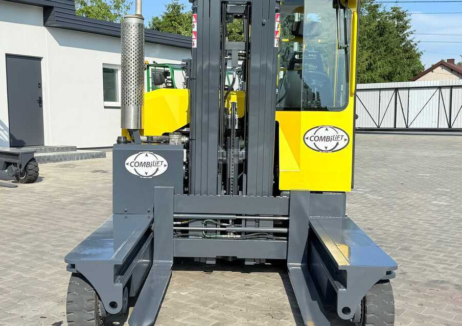 Combilift C3000 / GAS / TRIPLEX - 4900MM / ONLY 1537 HOURS / FORK POSITIONER / CABIN / LIKE NEW - 4-weg zijlader: afbeelding 5 Combilift C3000 / GAS / TRIPLEX - 4900MM / ONLY 1537 HOURS / FORK POSITIONER / CABIN / LIKE NEW - 4-weg zijlader: afbeelding 5
