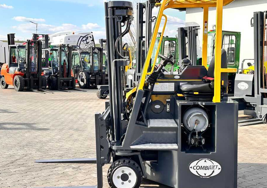 Combilift C3000CB / GAS / TRIPLEX / 4900MM / FREE LIFT / FORK POSITIONER / SIC3000CB / GAS / TRIPLEX / 4900MM / FREE LIFT / FORK POSITIONER / SIDE SHIFT / LIKE NEWDE SHIFT / LIKE NEW - 4-weg zijlader: afbeelding 4 Combilift C3000CB / GAS / TRIPLEX / 4900MM / FREE LIFT / FORK POSITIONER / SIC3000CB / GAS / TRIPLEX / 4900MM / FREE LIFT / FORK POSITIONER / SIDE SHIFT / LIKE NEWDE SHIFT / LIKE NEW - 4-weg zijlader: afbeelding 4