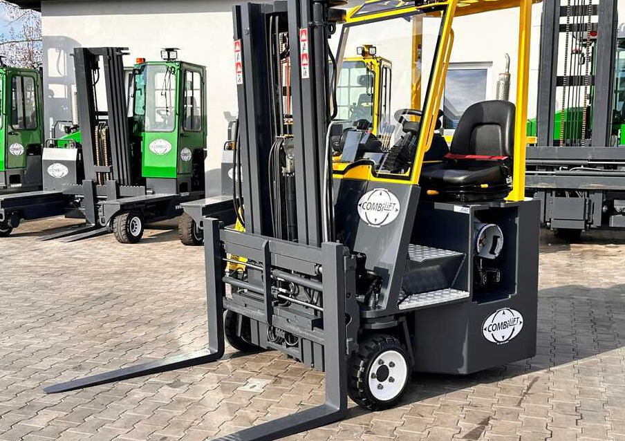 Combilift C3000CB / GAS / TRIPLEX / 4900MM / FREE LIFT / FORK POSITIONER / SIC3000CB / GAS / TRIPLEX / 4900MM / FREE LIFT / FORK POSITIONER / SIDE SHIFT / LIKE NEWDE SHIFT / LIKE NEW - 4-weg zijlader: afbeelding 1 Combilift C3000CB / GAS / TRIPLEX / 4900MM / FREE LIFT / FORK POSITIONER / SIC3000CB / GAS / TRIPLEX / 4900MM / FREE LIFT / FORK POSITIONER / SIDE SHIFT / LIKE NEWDE SHIFT / LIKE NEW - 4-weg zijlader: afbeelding 1