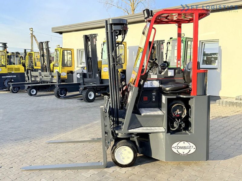 Combilift C3000CB / GAS / TRIPLEX 4900MM / FREE LIFT / SIDE SHIFT / FORK POSITIONER / EXCELLENT CONDITION / Wide range of four-way and sid - 4-weg zijlader: afbeelding 2 Combilift C3000CB / GAS / TRIPLEX 4900MM / FREE LIFT / SIDE SHIFT / FORK POSITIONER / EXCELLENT CONDITION / Wide range of four-way and sid - 4-weg zijlader: afbeelding 2