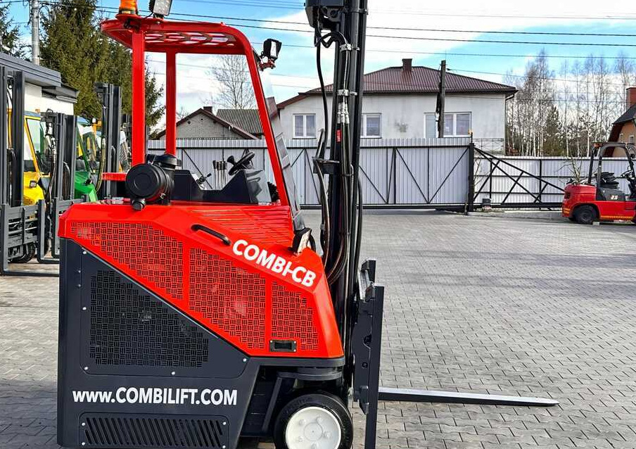 Combilift C3000CB / LPG / TRIPLEX / 5500MM / FREE LIFT / SIDE SHIFT + FORK POSITIONER / LIKE NEW - 4-weg zijlader: afbeelding 5 Combilift C3000CB / LPG / TRIPLEX / 5500MM / FREE LIFT / SIDE SHIFT + FORK POSITIONER / LIKE NEW - 4-weg zijlader: afbeelding 5