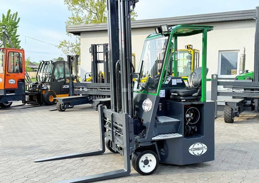 Combilift C3000CB / LPG / TRIPLEX – 6500MM / FREE LIFT / FORK POSITIONER / SIDE SHIFT / EXCELLENT CONDITION - 4-weg zijlader: afbeelding 1 Combilift C3000CB / LPG / TRIPLEX – 6500MM / FREE LIFT / FORK POSITIONER / SIDE SHIFT / EXCELLENT CONDITION - 4-weg zijlader: afbeelding 1