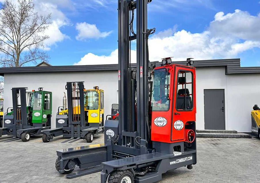 Combilift C4000 / TRIPLEX / 9300MM / FREE LIFT / FORK POSITIONER / GAS / CABIN / LIKE NEW - 4-weg zijlader: afbeelding 1 Combilift C4000 / TRIPLEX / 9300MM / FREE LIFT / FORK POSITIONER / GAS / CABIN / LIKE NEW - 4-weg zijlader: afbeelding 1