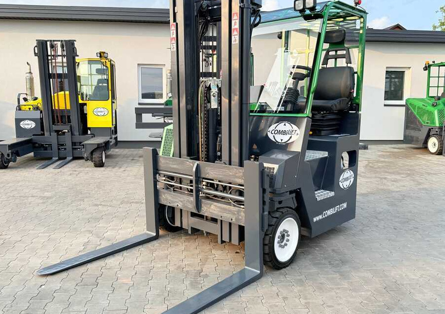 Combilift C4000CB / TRIPLEX - 5200MM / LPG / FREE LIFT / FORK POSITIONER / FORK SIDESHIFT / HEIGHT 2450MM / LIKE NEW - 4-weg zijlader: afbeelding 1 Combilift C4000CB / TRIPLEX - 5200MM / LPG / FREE LIFT / FORK POSITIONER / FORK SIDESHIFT / HEIGHT 2450MM / LIKE NEW - 4-weg zijlader: afbeelding 1