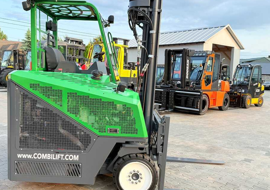 Combilift C4000CB / TRIPLEX - 5200MM / LPG / FREE LIFT / FORK POSITIONER / FORK SIDESHIFT / HEIGHT 2450MM / LIKE NEW - 4-weg zijlader: afbeelding 5 Combilift C4000CB / TRIPLEX - 5200MM / LPG / FREE LIFT / FORK POSITIONER / FORK SIDESHIFT / HEIGHT 2450MM / LIKE NEW - 4-weg zijlader: afbeelding 5