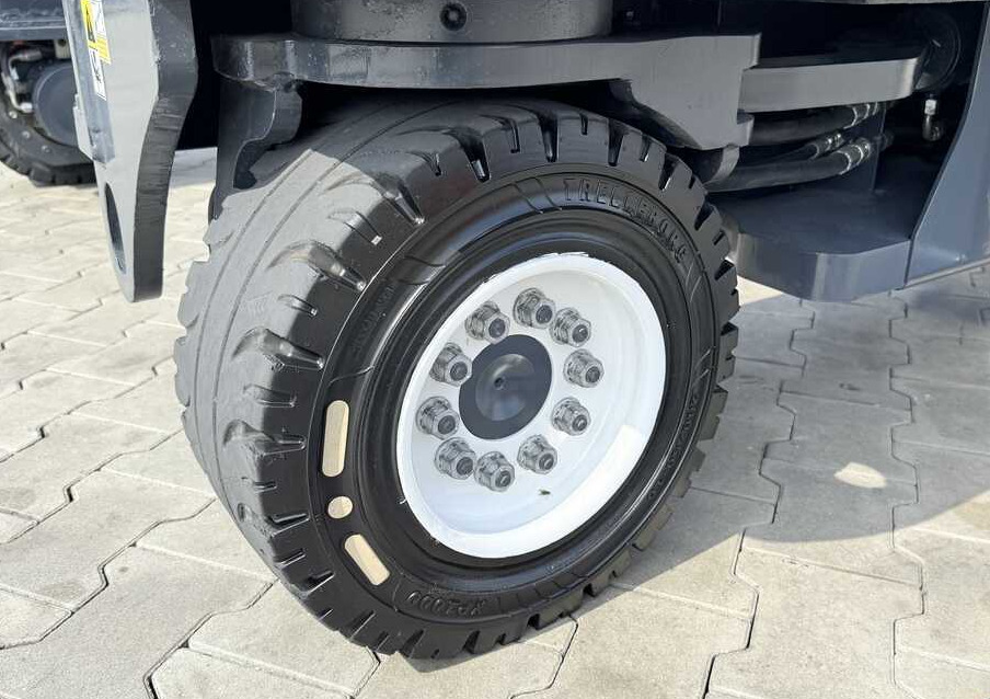 Combilift C4500 / DIESEL / TRIPLEX - 6420MM / FREE-LIFT / WIDE FORK POSITIONER - 4-weg zijlader: afbeelding 4 Combilift C4500 / DIESEL / TRIPLEX - 6420MM / FREE-LIFT / WIDE FORK POSITIONER - 4-weg zijlader: afbeelding 4