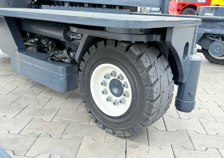 Combilift C5000 / TRIPLEX 7500MM / WIDE FORK POSITIONER / FREE LIFT / NEW TYRES / HEATED CABIN - 4-weg zijlader: afbeelding 5 Combilift C5000 / TRIPLEX 7500MM / WIDE FORK POSITIONER / FREE LIFT / NEW TYRES / HEATED CABIN - 4-weg zijlader: afbeelding 5