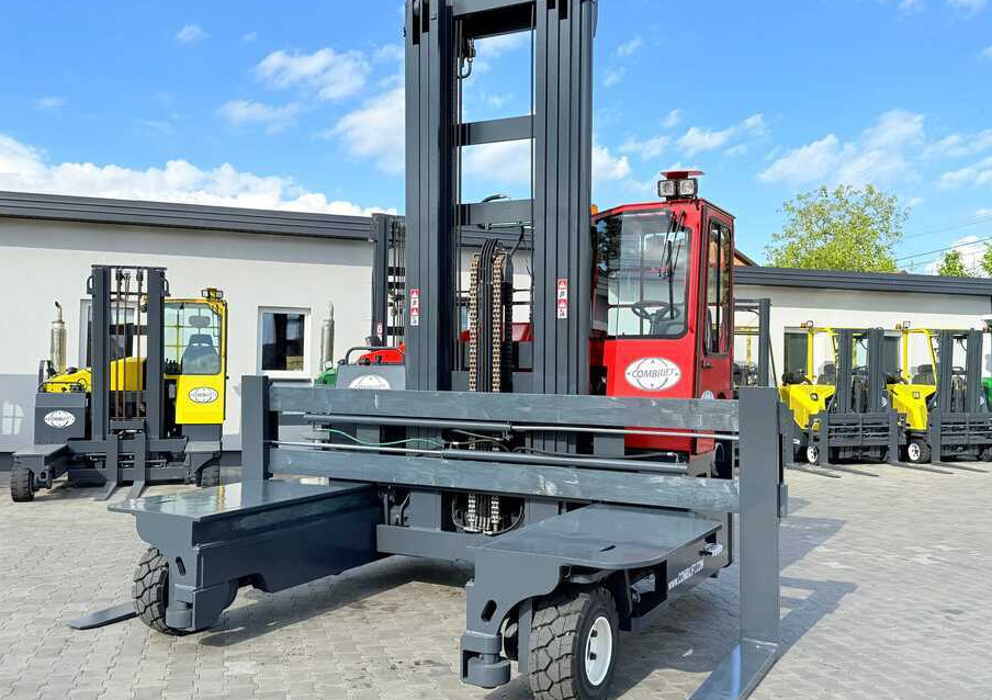 Combilift C8000 / GAS / TRIPLEX 8300 / WIDE FORK POSITIRONER / FREE-LIFT / A comprehensive range of four-way and side-loading forklifts. - 4-weg zijlader: afbeelding 3 Combilift C8000 / GAS / TRIPLEX 8300 / WIDE FORK POSITIRONER / FREE-LIFT / A comprehensive range of four-way and side-loading forklifts. - 4-weg zijlader: afbeelding 3
