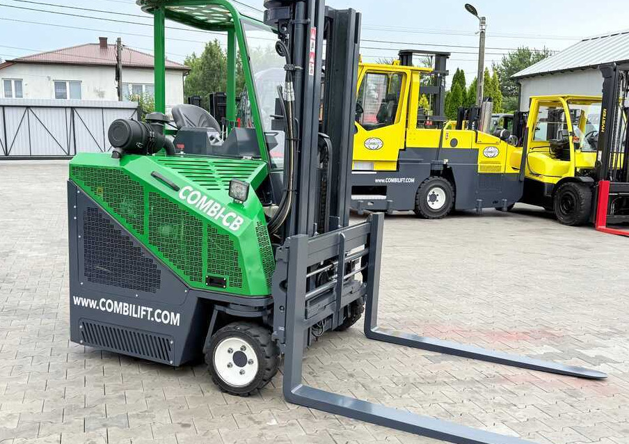 Combilift CB3000 / DIESEL / TRIPLEX 4900MM / FREE LIFT / SIDESHIFT / FORK POSITIONER / 1500MM FORKS / LIKE NEW - 4-weg zijlader: afbeelding 5 Combilift CB3000 / DIESEL / TRIPLEX 4900MM / FREE LIFT / SIDESHIFT / FORK POSITIONER / 1500MM FORKS / LIKE NEW - 4-weg zijlader: afbeelding 5