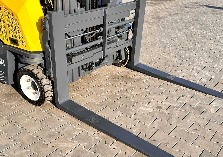 Combilift CB3000 / LPG / DUPLEX / 4000MM / FREE LIFT / NEW BAND TIRES / LIKE NEW - 4-weg zijlader: afbeelding 4 Combilift CB3000 / LPG / DUPLEX / 4000MM / FREE LIFT / NEW BAND TIRES / LIKE NEW - 4-weg zijlader: afbeelding 4