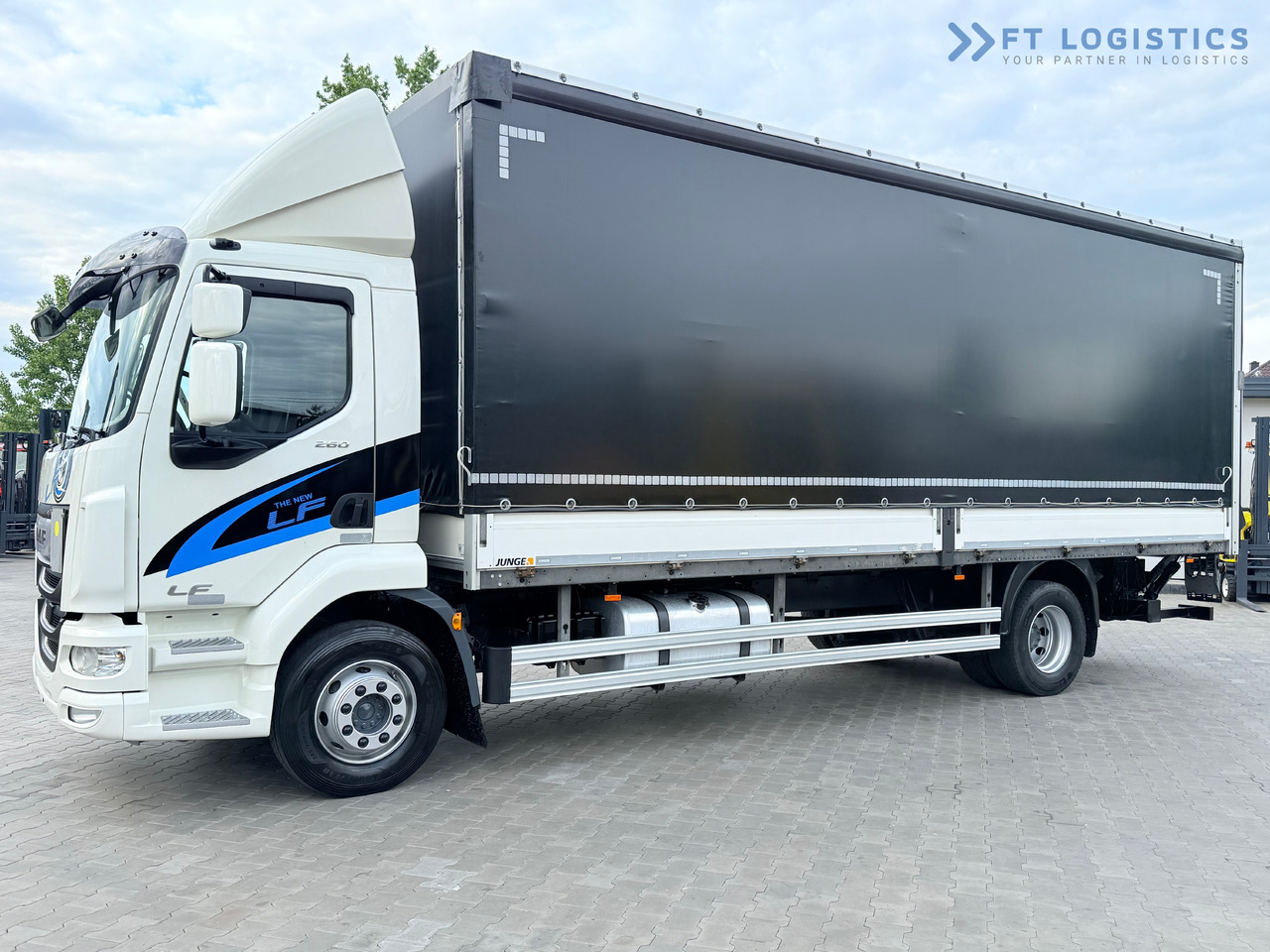 DAF LF 260 FA / AUTOMATIC / 9,255 kg PAYLOAD / 4x2 / 18 PALLETS / TAIL LIFT / SIDE BOARDS / EXCELLENT CONDITION! - Schuifzeilen vrachtwagen: afbeelding 3 DAF LF 260 FA / AUTOMATIC / 9,255 kg PAYLOAD / 4x2 / 18 PALLETS / TAIL LIFT / SIDE BOARDS / EXCELLENT CONDITION! - Schuifzeilen vrachtwagen: afbeelding 3