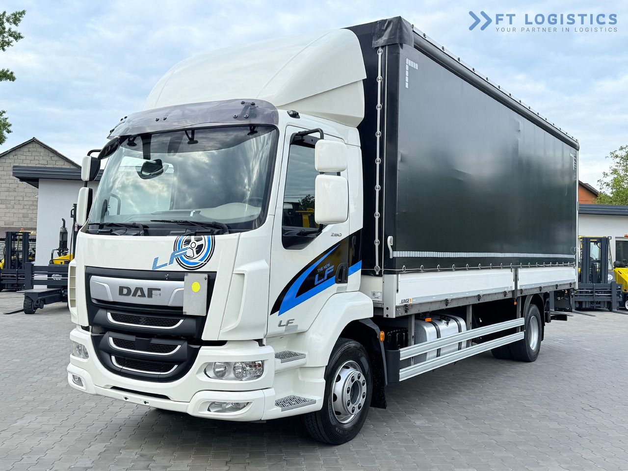 DAF LF 260 FA / AUTOMATIC / 9,255 kg PAYLOAD / 4x2 / 18 PALLETS / TAIL LIFT / SIDE BOARDS / EXCELLENT CONDITION! - Schuifzeilen vrachtwagen: afbeelding 2 DAF LF 260 FA / AUTOMATIC / 9,255 kg PAYLOAD / 4x2 / 18 PALLETS / TAIL LIFT / SIDE BOARDS / EXCELLENT CONDITION! - Schuifzeilen vrachtwagen: afbeelding 2