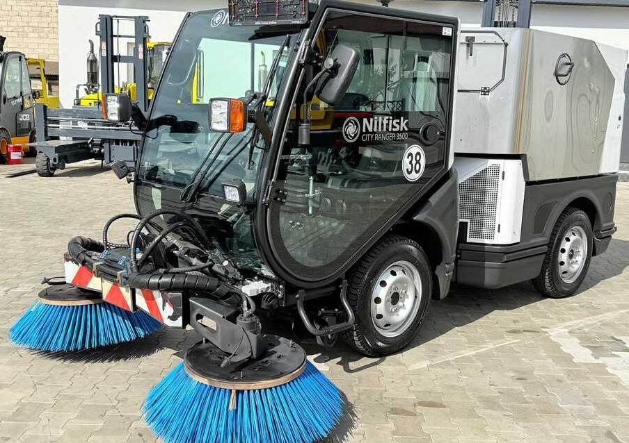 Nilfisk Nilfisk City Ranger 3500 – Articulated Municipal Sweeper | Year 2017 | On - Veegwagen: afbeelding 1 Nilfisk Nilfisk City Ranger 3500 – Articulated Municipal Sweeper | Year 2017 | On - Veegwagen: afbeelding 1