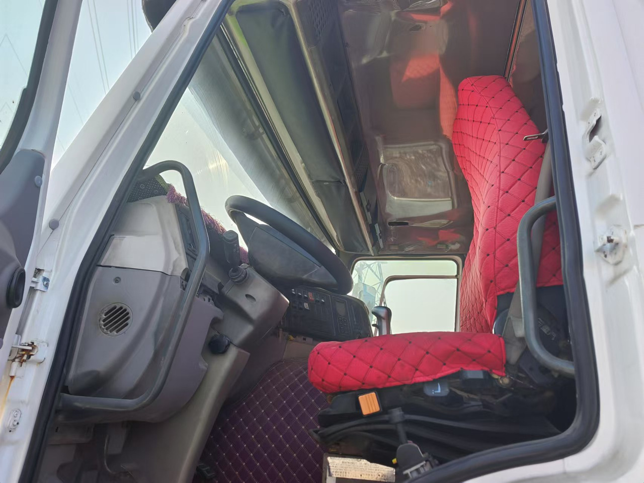 HOWO,XCMG HOWO 375,XCMG  MSQS300-4  12 tons - Tankwagen: afbeelding 4 HOWO,XCMG HOWO 375,XCMG  MSQS300-4  12 tons - Tankwagen: afbeelding 4