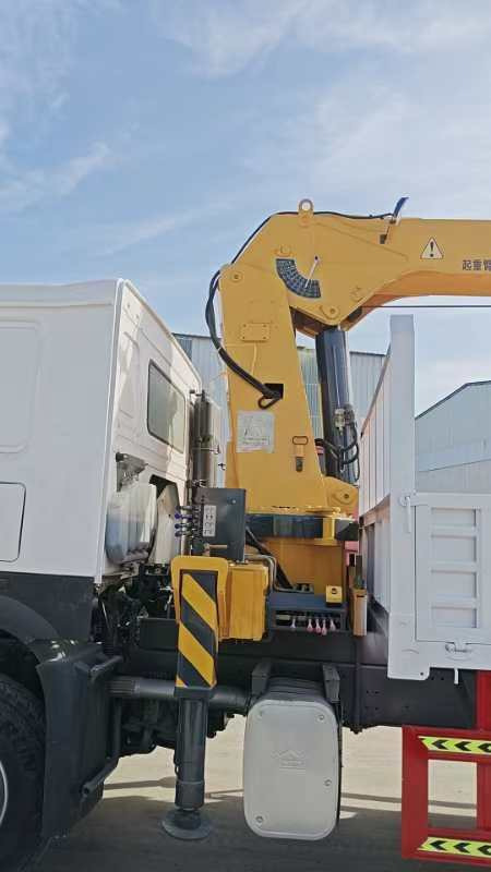 HOWO ,XCMG HOWO 375 engine,XCMG 12 tons crane truck - Kraanwagen: afbeelding 2 HOWO ,XCMG HOWO 375 engine,XCMG 12 tons crane truck - Kraanwagen: afbeelding 2