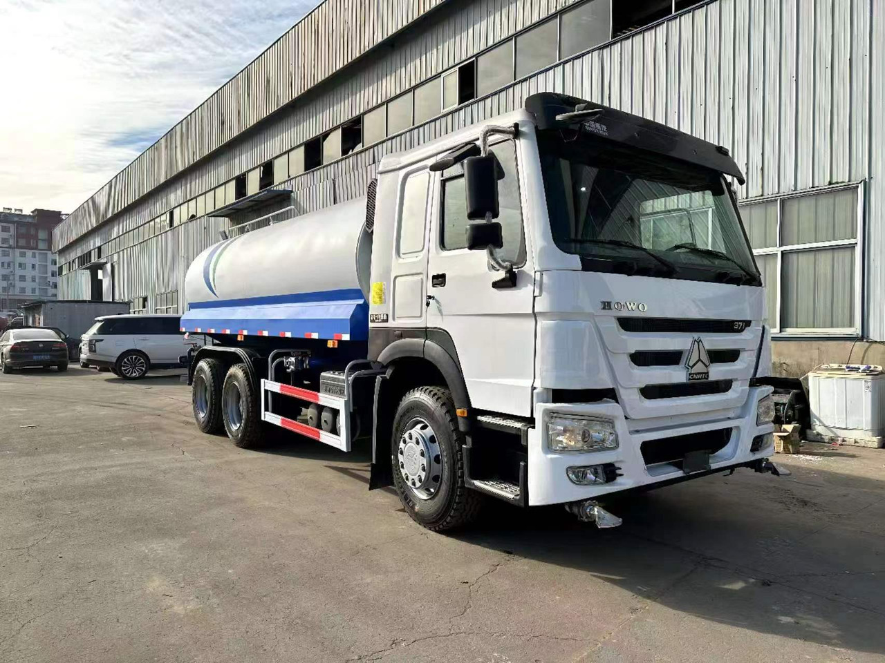 SINOTRUK HOWO 371 20 cubic meter sprinkler - Containertransporter/ Wissellaadbak vrachtwagen: afbeelding 1 SINOTRUK HOWO 371 20 cubic meter sprinkler - Containertransporter/ Wissellaadbak vrachtwagen: afbeelding 1